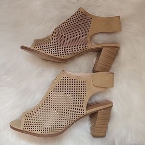 NWOT Tan City Classified Size 10 Shoes